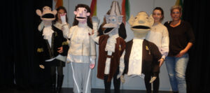 Frau Winter und ihre Jungs - Studierende der Fachakademie Ahornberg begrüßen Gäste der Luisenburg