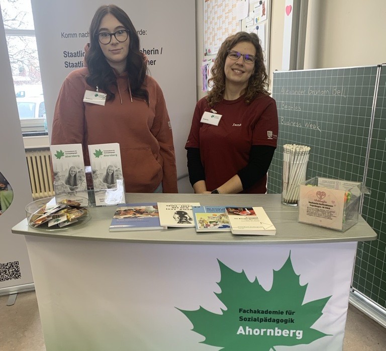 Die Ahornberger Fachakademie für Sozialpädagogik informiert auf der Selber Ausbildungsmesse